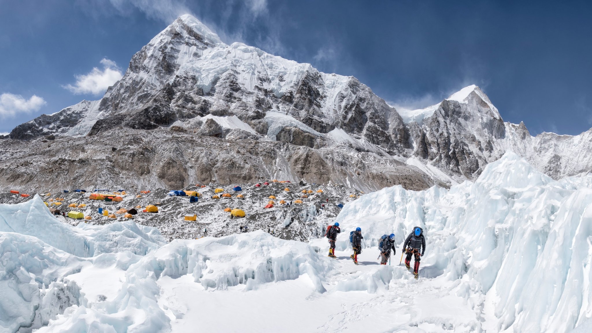 Everest: Puncak tertinggi di dunia yang terus bertambah tinggi, tapi akankah berhenti? - BBC News Indonesia