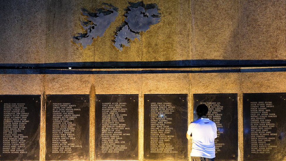 649 solados argentinos y 255 británicos perdieron la vida en el conflicto. Memorial de los caídos en las Falklands / Malvinas