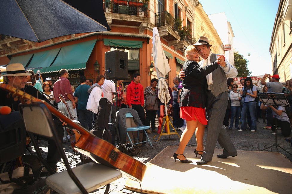 Pareja bailando tango