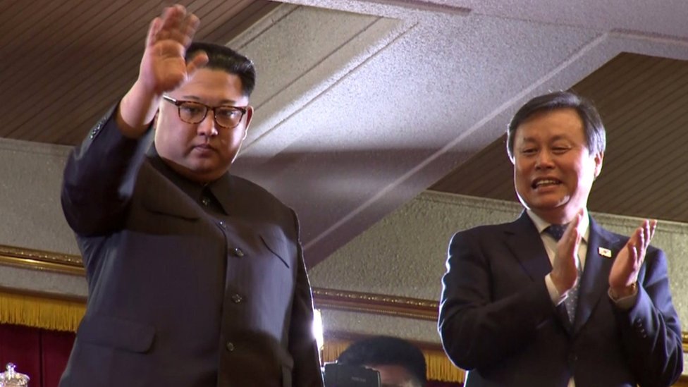 Kim Jong-un saluda