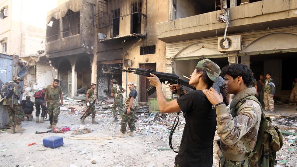 أفراد الجيش الوطنى الليبى الذى يرأسه خليفة حفتر، يطلقون النار من الكلاشينكوف ويستريحون بعد الاشتباكات مع مسلحي منطقة اخريبيش في وسط بنغازي 2017