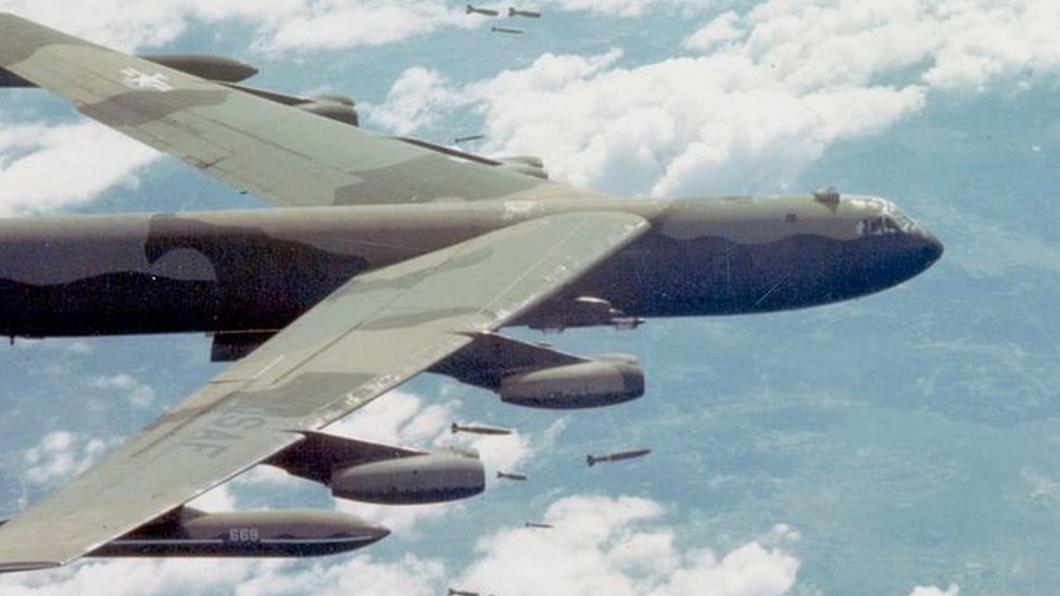 米空母カールビンソン、ベトナム・ダナンに寄港 戦争終結後初 - BBC