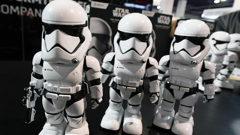 スター・ウォーズ」チューバッカ役の俳優、74歳で死去 - BBCニュース