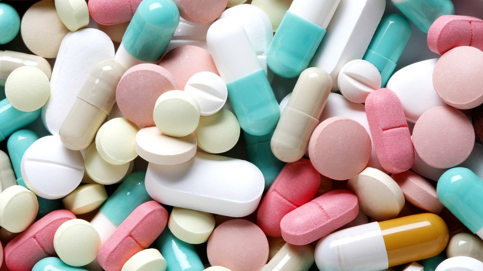 Diferentes pastillas y remedios.