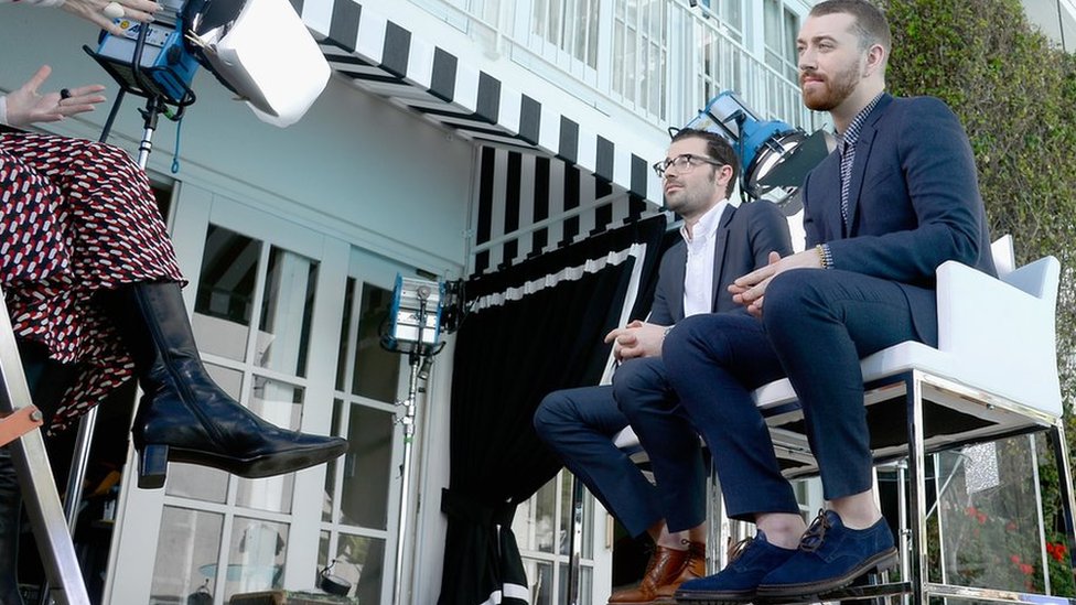 Los artistas británicos Sam Smith y Jimmy Napes, compositores y cantantes, luciendo tobillos desnudos.