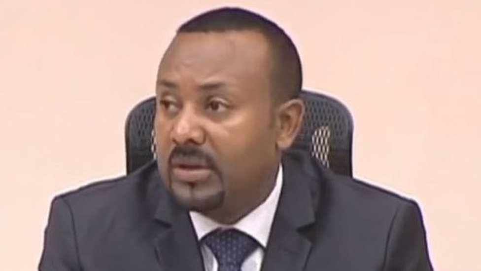 Qiz eshagiga katta narsalarni qoyadi