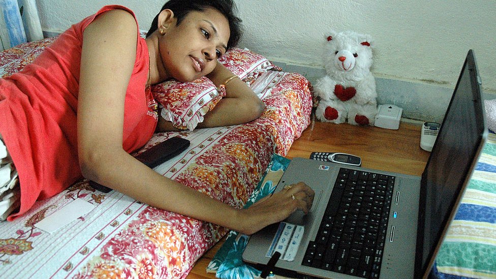 Biseksual porno onlayn TV Dantelli ichki kiyimdagi ayollar fotosuratlari