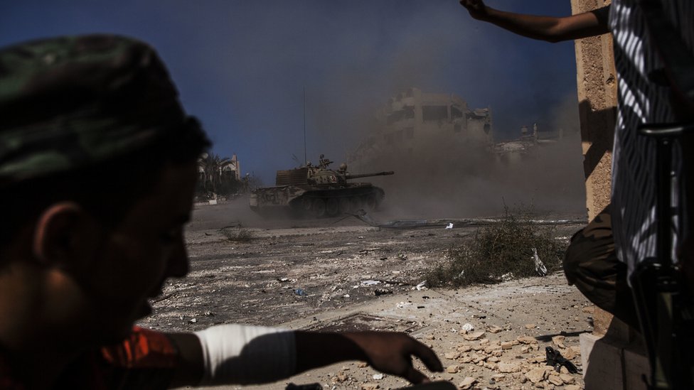 دبابة تطلق قذيفة خلال اشتباكات سابقة في العاصمة الليبية طرابلس