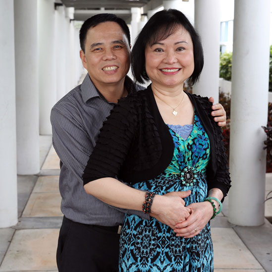 Kim Phuc abrazada por su esposo Toan Bui Huy