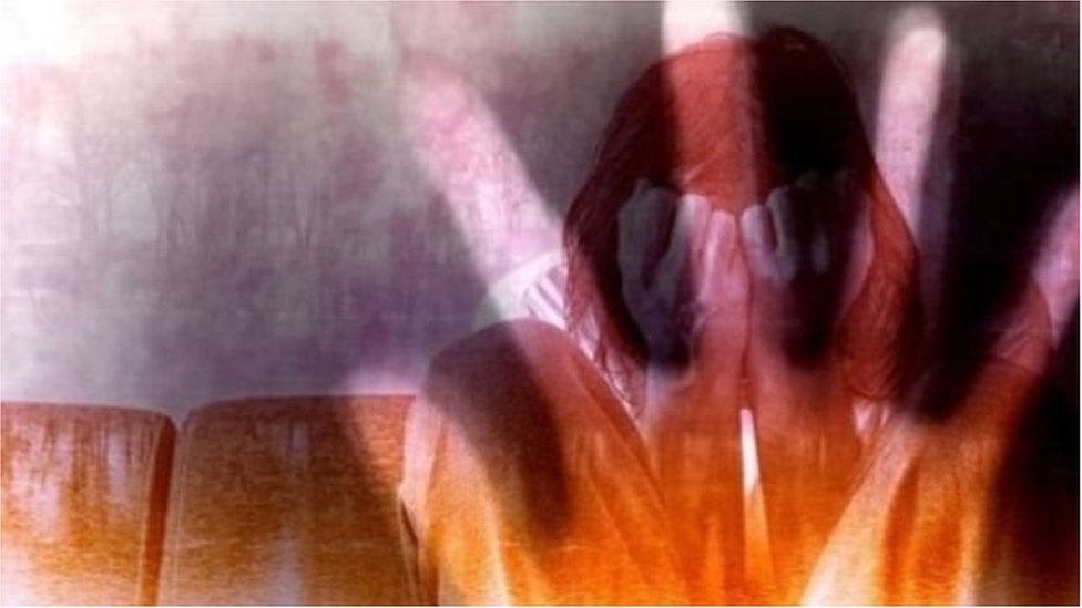 Mushukni tomosha qiling Porno film: yutish bilan chuqur tomoq oral seks