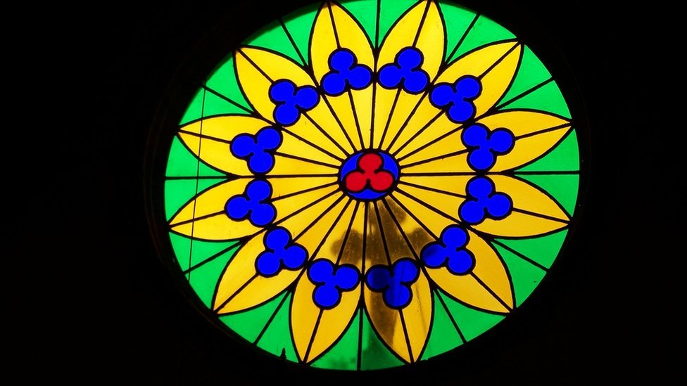 Vitral con sombra de cruz