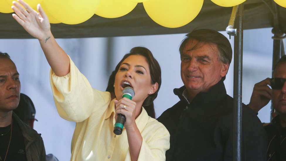 Bolsonaro e Michelle batizam filha Laura em Brasília. Assista ao vídeo