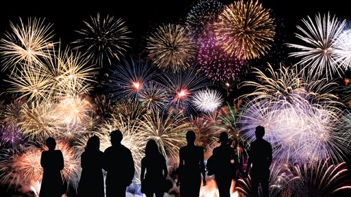 Una fila de personas viendo fuegos artificiales