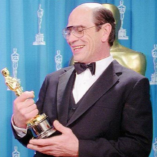 Tommy Lee Jones con el Oscarl al Mejor Actor de Reparto en 1994
