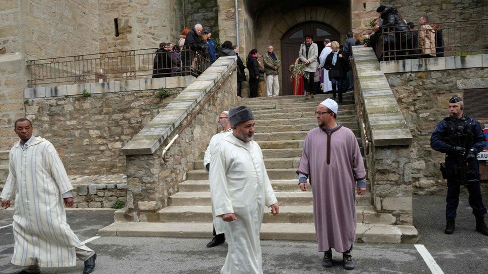 مسلمون يغادرون مقر الكنيسة