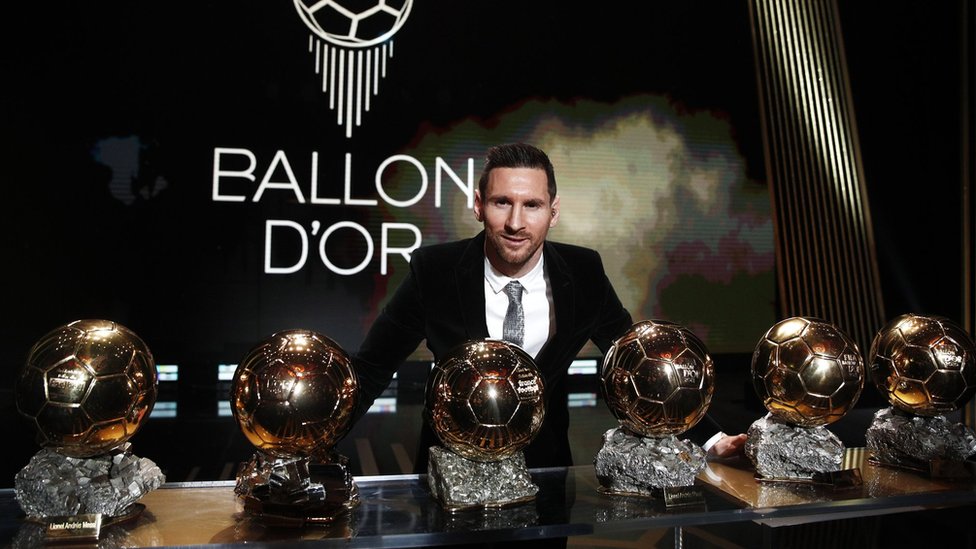 الكرة الذهبية: ليونيل ميسي يفوز بالجائزة للمرة السادسة ومحمد صلاح في المركز  الخامس - BBC News عربي