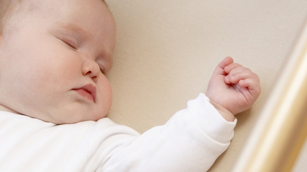 6 objetos que el bebé no debería tener en la cuna para que sea un