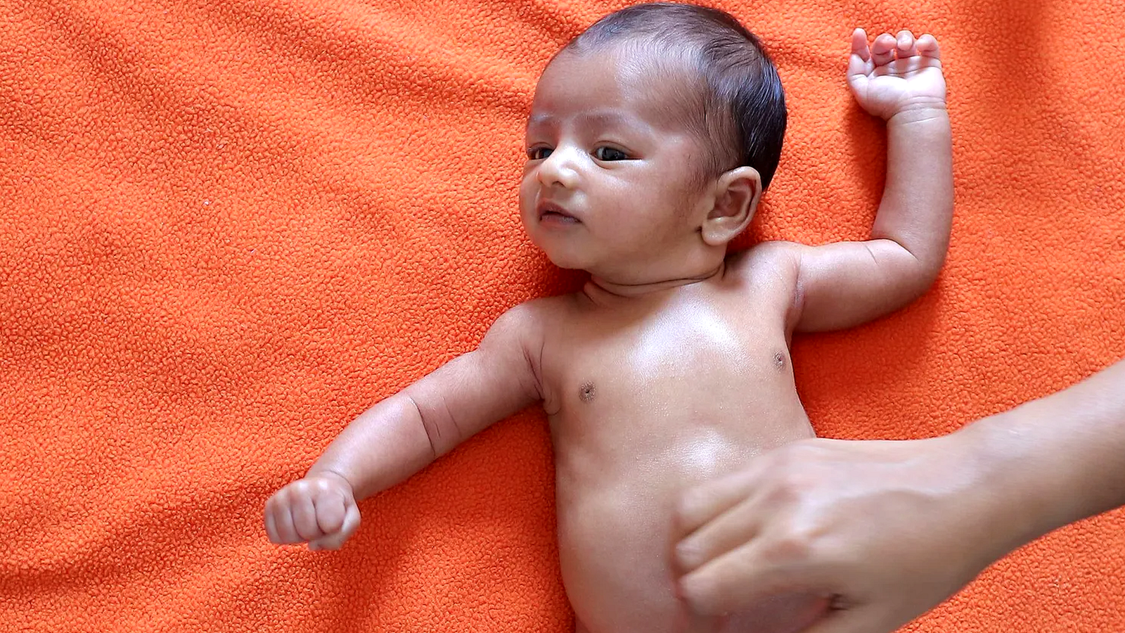 Как и для чего делать массаж слезного канала у новорожденных
