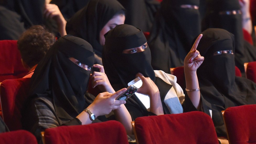 Mengapa Arab Saudi tiba-tiba memutuskan untuk membuka bioskop?