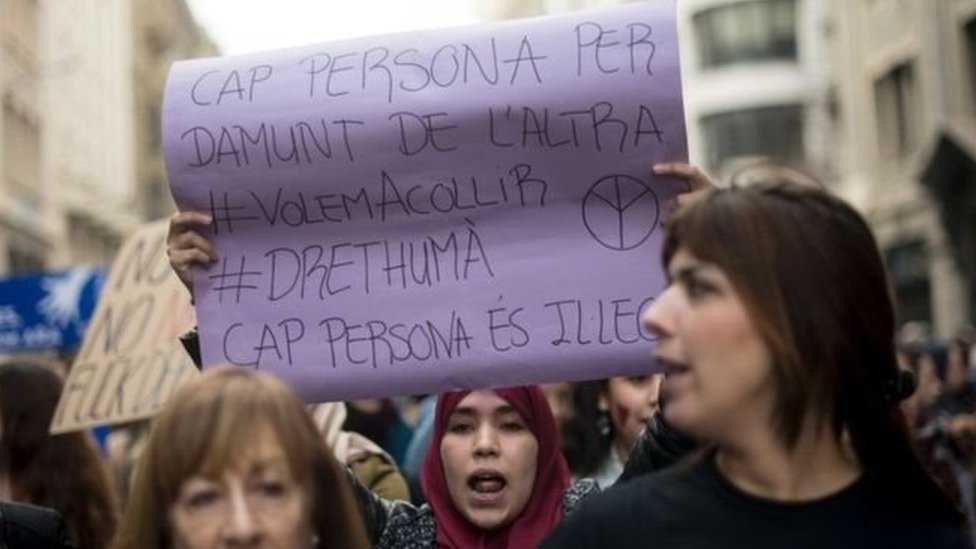 متظاهرون في أسبانيا لدعم اللاجئين