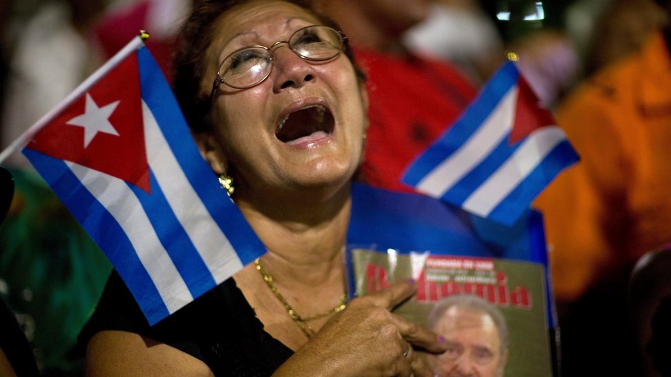 Una mujer llora mientras pasan los restos de Fidel Castro.