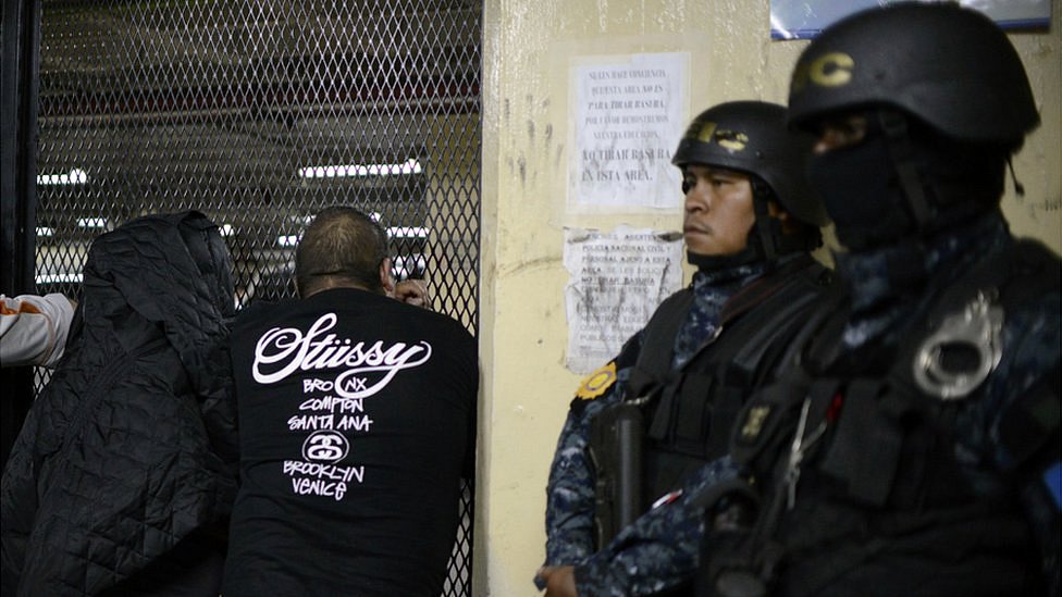 Policía con supuestos pandilleros.