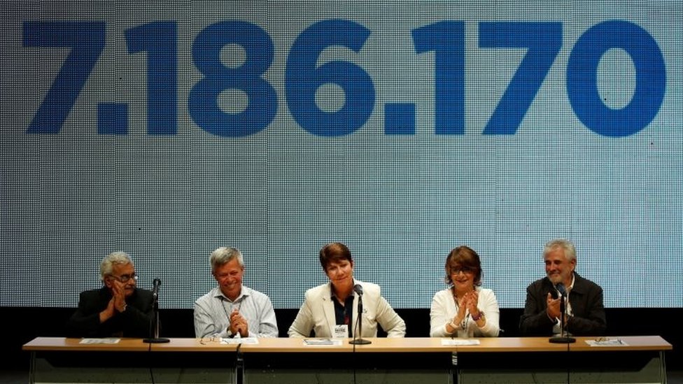 Rectores de universidades venezolanas hablan al público tras el plebiscito convocado por la oposición. Al fondo, la cifra exacta de participación.