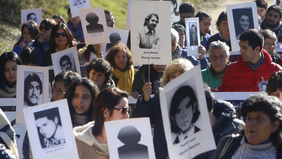 Familiares de desaparecidos en Colonia Dignidad