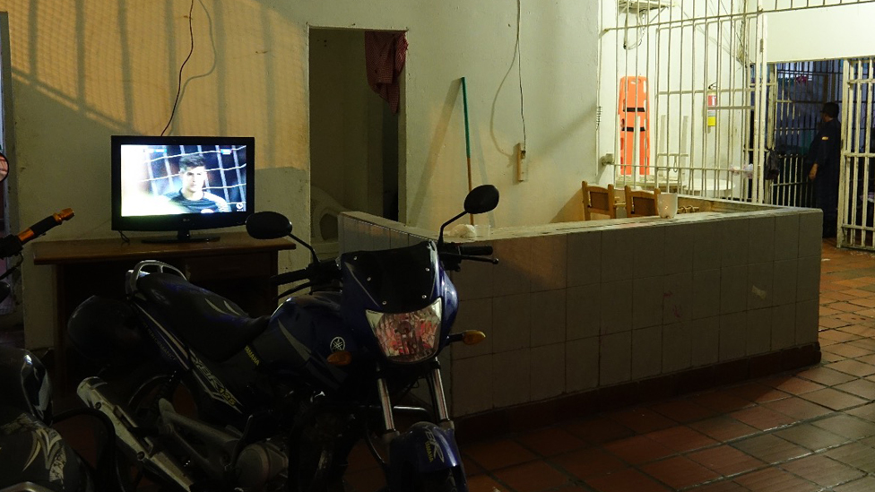 Una de las áreas del interior de la cárcel, con un televisor prendido que nadie está viendo.