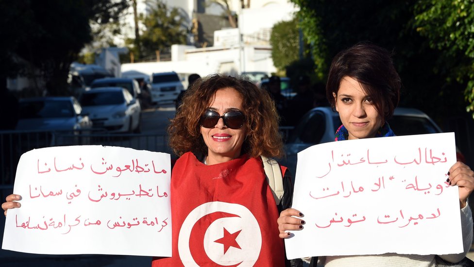 تونسيات وقفن احتجاجا أمام سفارة الإمارات