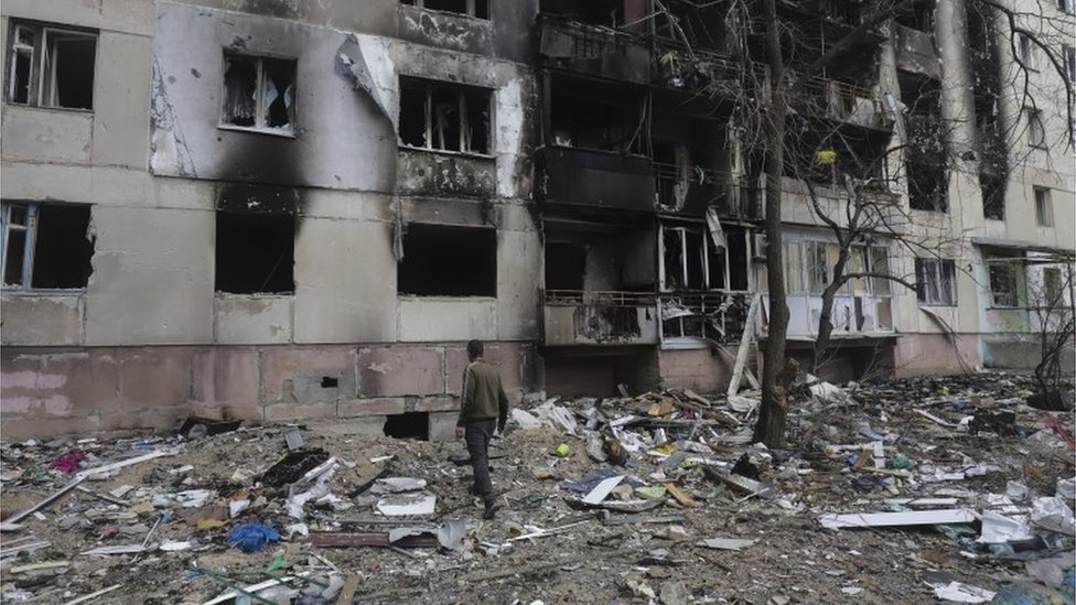 U polni yuvayotgan edi, kokraklari tushib ketdi.