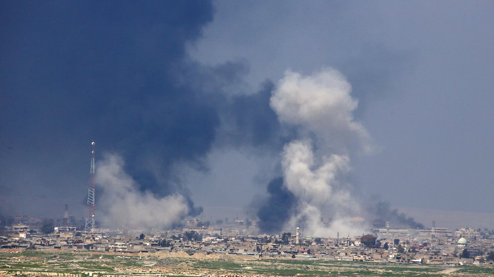 تصاعد ألسنة الدخان جراء المعارك في الموصل