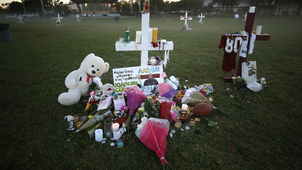 Una cruz en homenaje a una de las víctimas del tiroteo de Parkland, Florida, Estados Unidos.