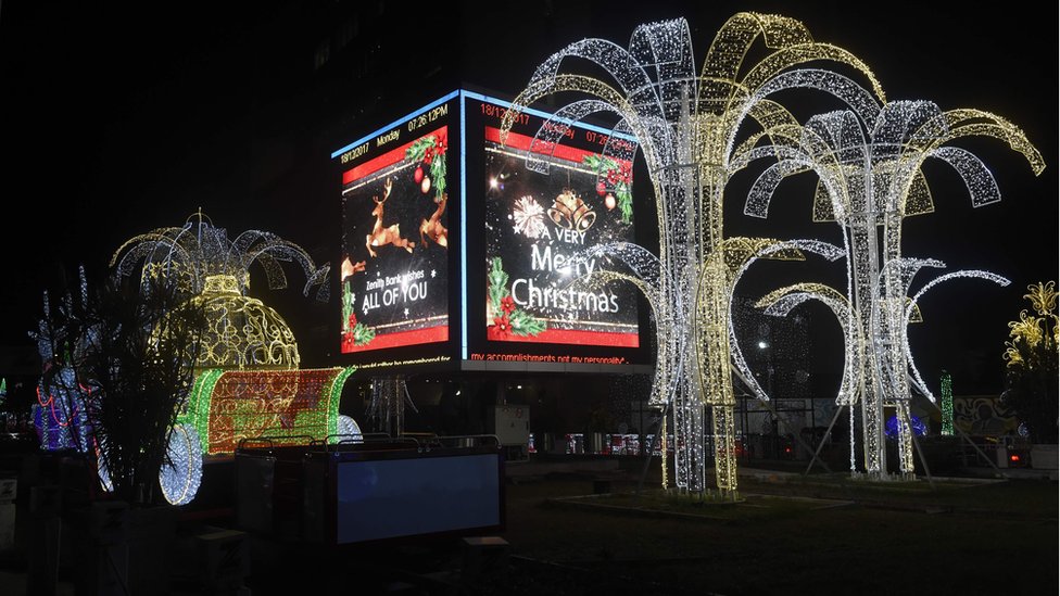 زُيِّنت الشوارع بأضواء متلألئة في العاصمة التجارية لنيجيريا، لاغوس، الاثنين استعدادا لاحتفالات عيد الميلاد