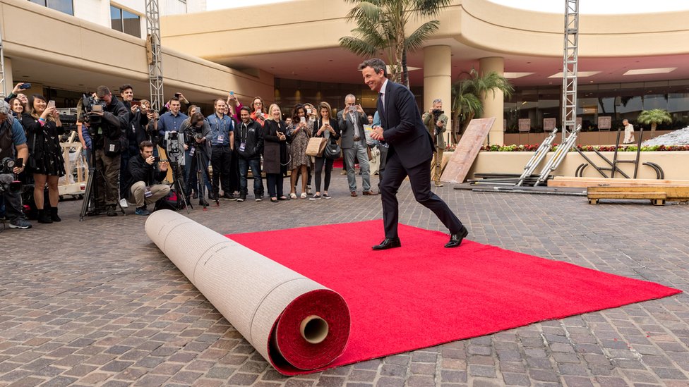 Seth Meyers camina sobre la alfombra roja en Hollywood