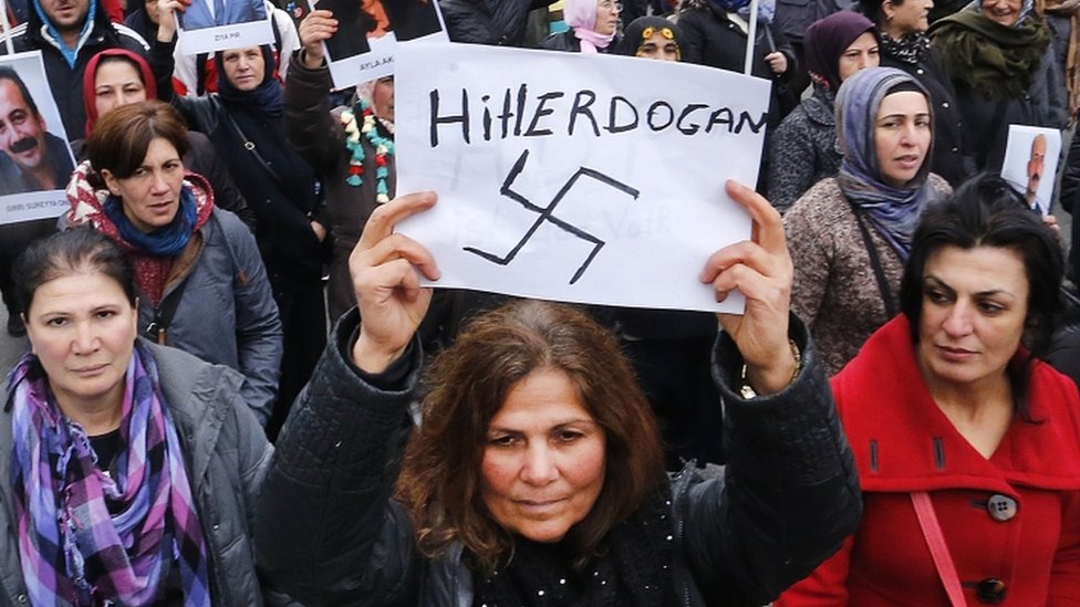 متظاهرات كرديات يشبهن إردوغان في الحملة ضد الإكراد بهتلر