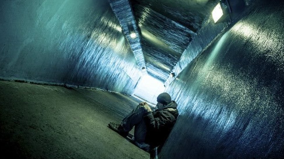 La defensa dice que el joven tuvo motivaciones suicidas desde tiempo atrás, por lo que su clienta no debería ser culpada. Un hombre en un túnel