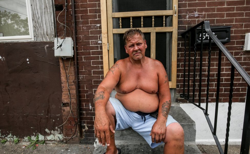 Joe Grone en la puerta de su casa.