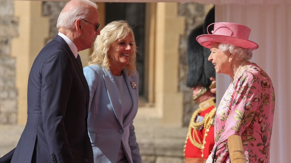 エリザベス英女王、バイデン米大統領夫妻と会談 ウィンザー城で - BBC