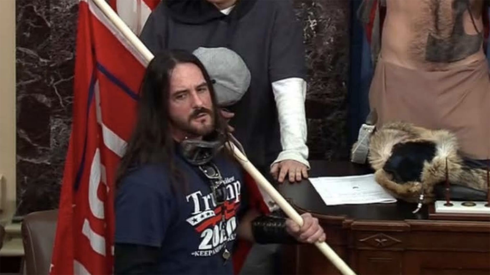 死ぬかと思ったと警官証言 1月6日米議会襲撃の公聴会 - BBCニュース