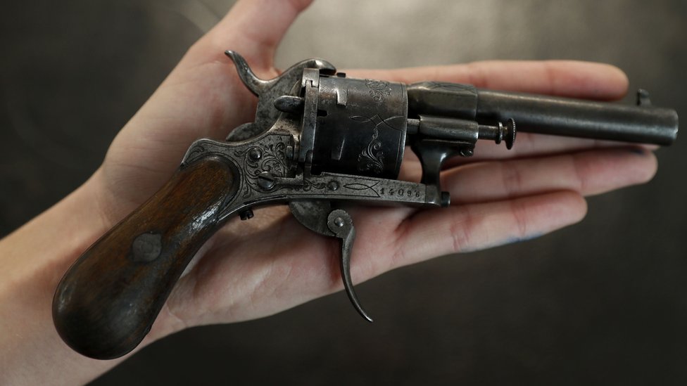 仏詩人ランボーを撃った銃、約5300万円で落札 - BBCニュース