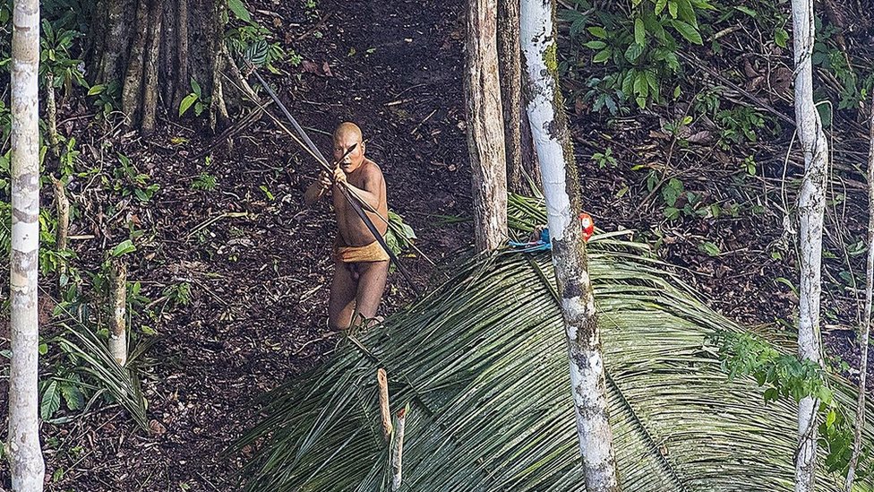 Дикие амазонки развлекаются с неосторожными туристами