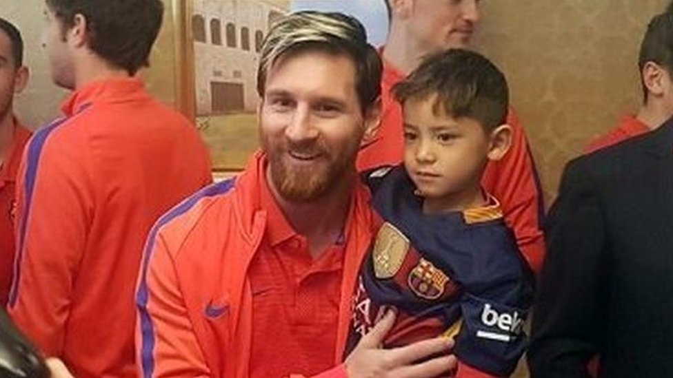Independientemente superstición accesorios El niño afgano que se hizo una camiseta de Lionel Messi con una bolsa de  plástico al fin conoce a su héroe - BBC News Mundo