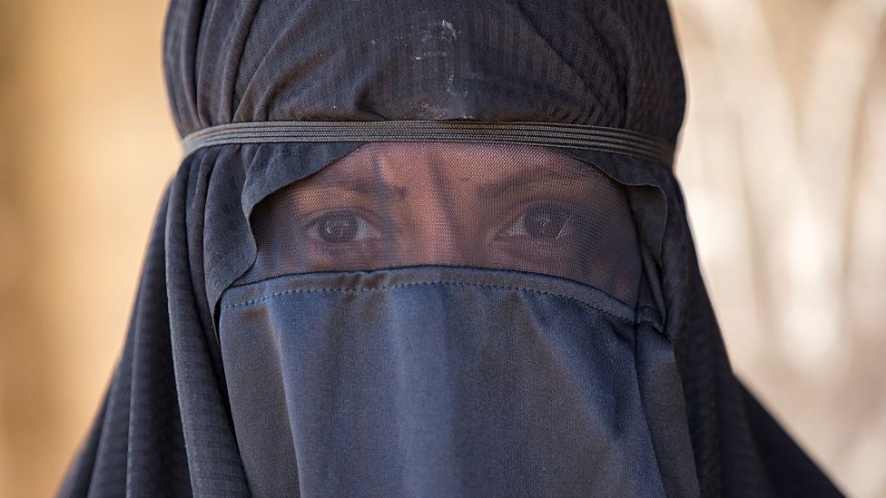 Mast qiz birinchi marta eshak bilan sikildi Ayol jinsiy azolarini korish