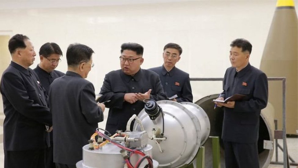 Lder norte-coreano, Kim Jong-un (no centro), conversa com militares