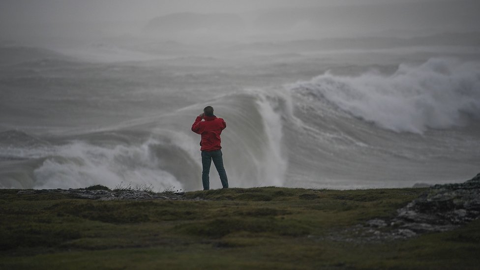 Los huracanes producen olas de gran intensidad. Olas en Trearddur Bay, en Gales.