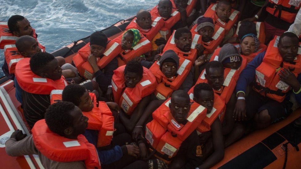 La Poco Conocida "guerra" Entre Los Barcos Que Ayudan Y Los Que ...