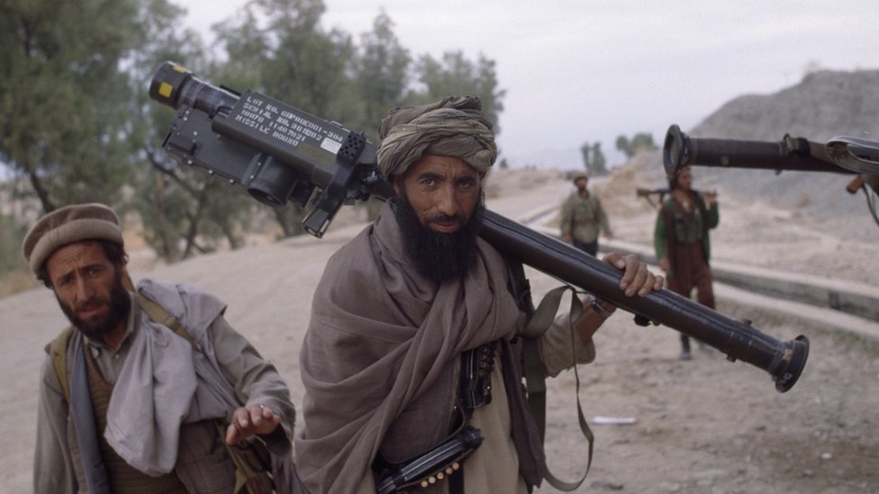 Hovuzda suzayotgan yalangoch ayolning yashirin kamerasi