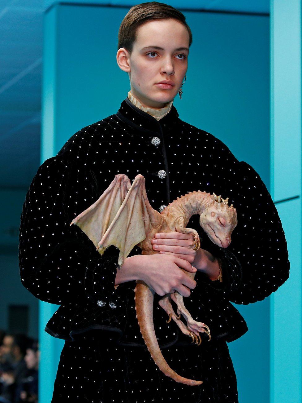 Model dengan bayi naga