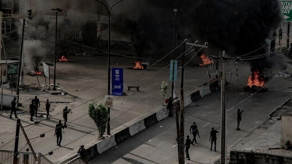 Endsars Protest Oba Of Lagos Palace Npa Tvc Fire Lagos Oriental Hotel Odas Wey Violent Protest Destroy Afta Lekki Toll Gate Lagos Shooting Bbc News Pidgin